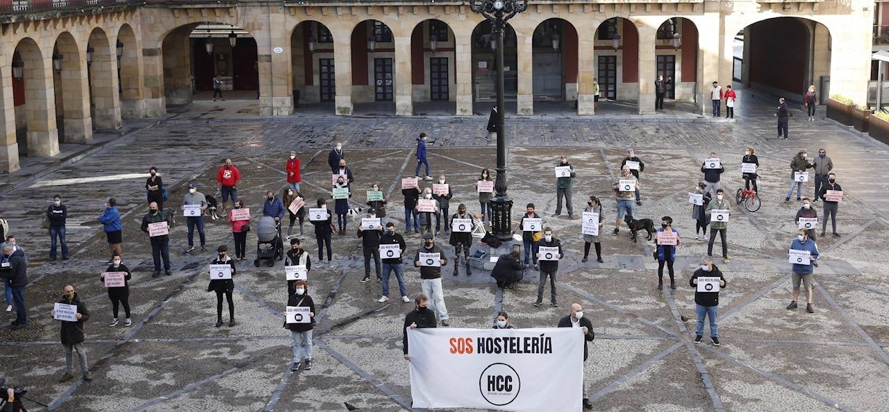 El sector hostelero ha vuelto a salir a la calle cuando se cumple una semana del cierre de los negocios no esenciales decretado por el Gobierno del Principado con el objetivo de frenar la segunda ola del coronavirus en Asturias. A la protesta también se han sumado comerciantes y las orquestas de Asturias para reclamar ayudas para su sector, que se ha visto afectado por las medidas decretadas desde el inicio de la pandemia. 