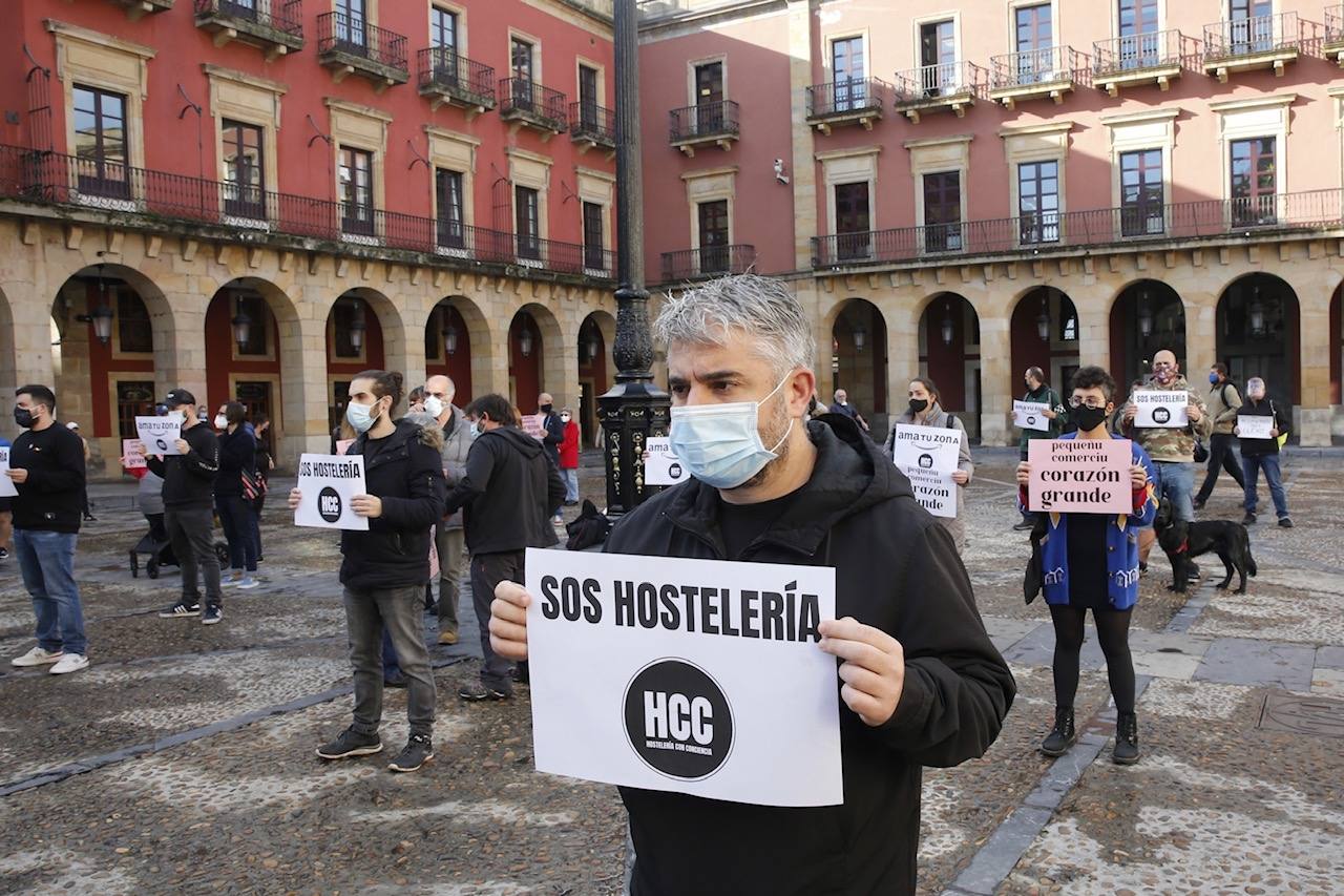 El sector hostelero ha vuelto a salir a la calle cuando se cumple una semana del cierre de los negocios no esenciales decretado por el Gobierno del Principado con el objetivo de frenar la segunda ola del coronavirus en Asturias. A la protesta también se han sumado comerciantes y las orquestas de Asturias para reclamar ayudas para su sector, que se ha visto afectado por las medidas decretadas desde el inicio de la pandemia. 