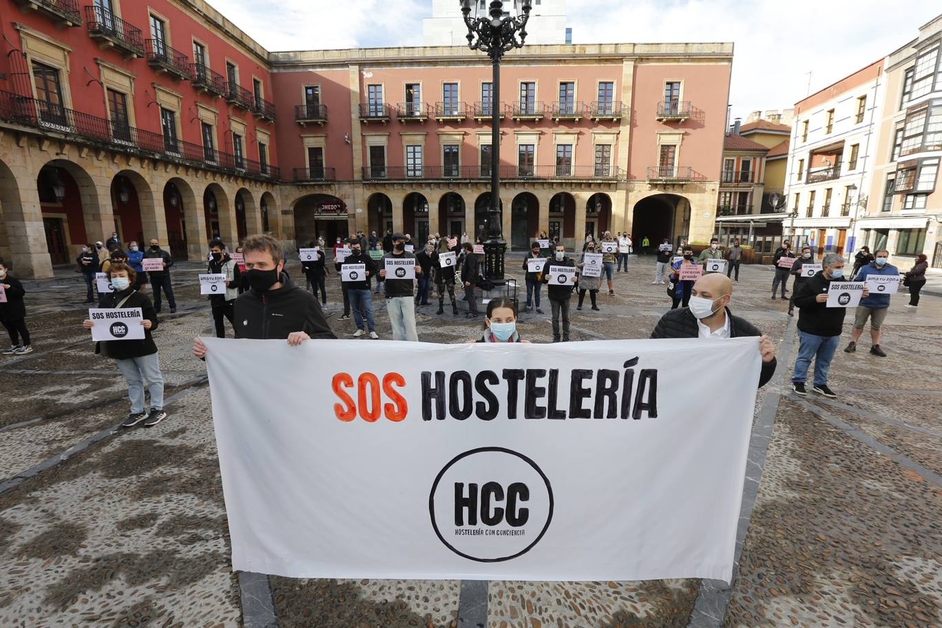 El sector hostelero ha vuelto a salir a la calle cuando se cumple una semana del cierre de los negocios no esenciales decretado por el Gobierno del Principado con el objetivo de frenar la segunda ola del coronavirus en Asturias. A la protesta también se han sumado comerciantes y las orquestas de Asturias para reclamar ayudas para su sector, que se ha visto afectado por las medidas decretadas desde el inicio de la pandemia. 