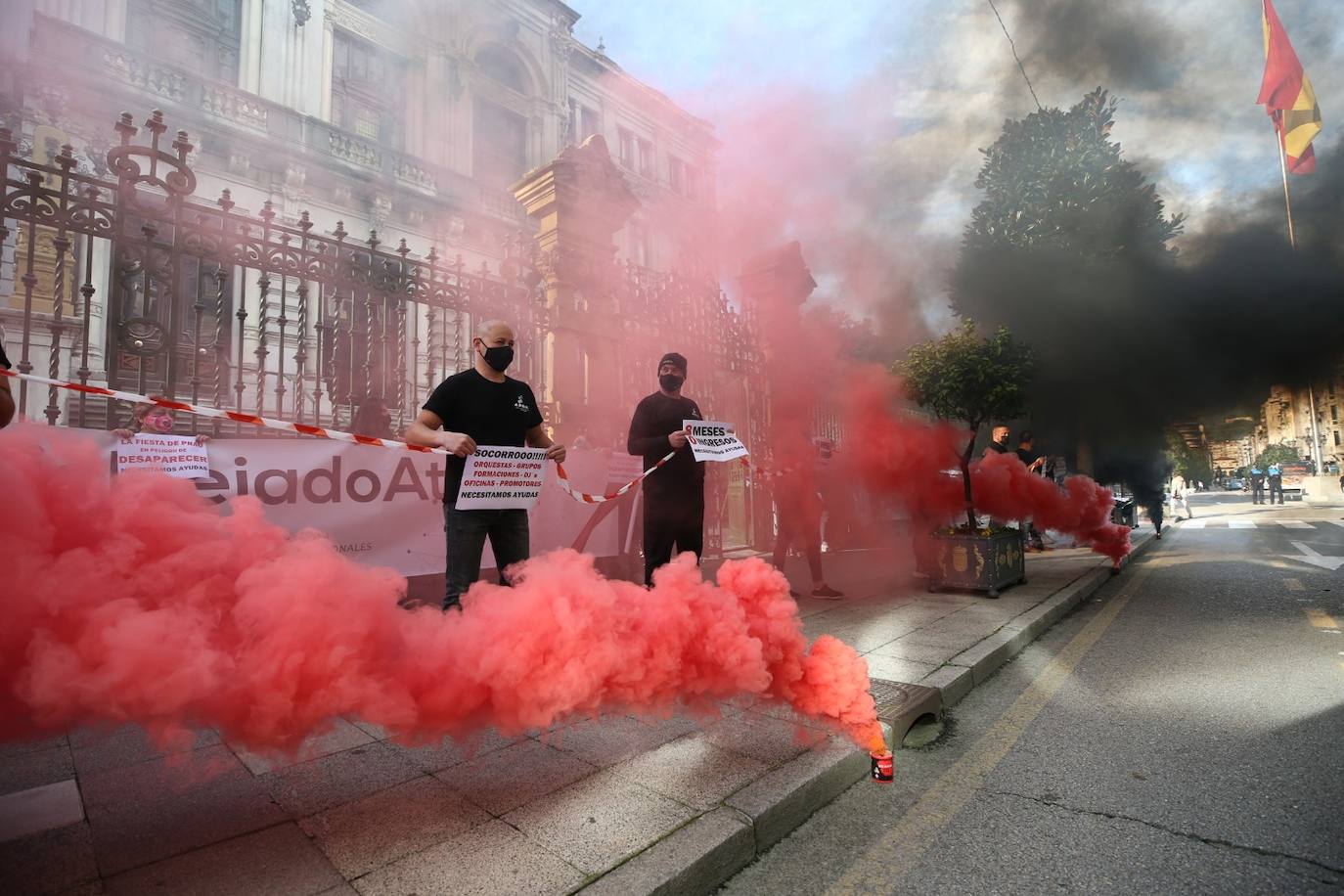 El sector hostelero ha vuelto a salir a la calle cuando se cumple una semana del cierre de los negocios no esenciales decretado por el Gobierno del Principado con el objetivo de frenar la segunda ola del coronavirus en Asturias. A la protesta también se han sumado comerciantes y las orquestas de Asturias para reclamar ayudas para su sector, que se ha visto afectado por las medidas decretadas desde el inicio de la pandemia. 