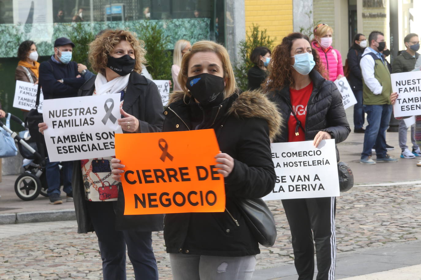 El sector hostelero ha vuelto a salir a la calle cuando se cumple una semana del cierre de los negocios no esenciales decretado por el Gobierno del Principado con el objetivo de frenar la segunda ola del coronavirus en Asturias. A la protesta también se han sumado comerciantes y las orquestas de Asturias para reclamar ayudas para su sector, que se ha visto afectado por las medidas decretadas desde el inicio de la pandemia. 