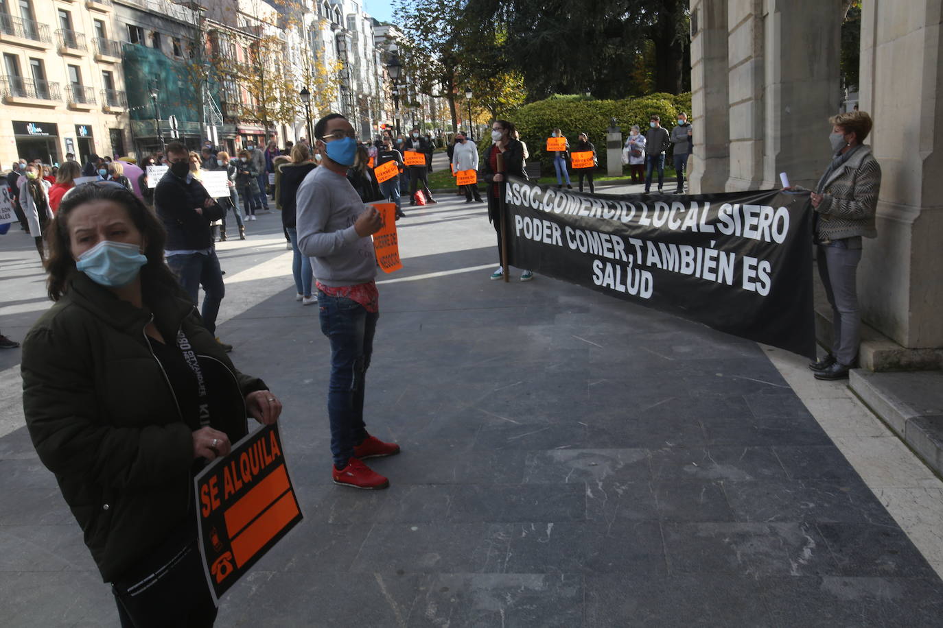 El sector hostelero ha vuelto a salir a la calle cuando se cumple una semana del cierre de los negocios no esenciales decretado por el Gobierno del Principado con el objetivo de frenar la segunda ola del coronavirus en Asturias. A la protesta también se han sumado comerciantes y las orquestas de Asturias para reclamar ayudas para su sector, que se ha visto afectado por las medidas decretadas desde el inicio de la pandemia. 