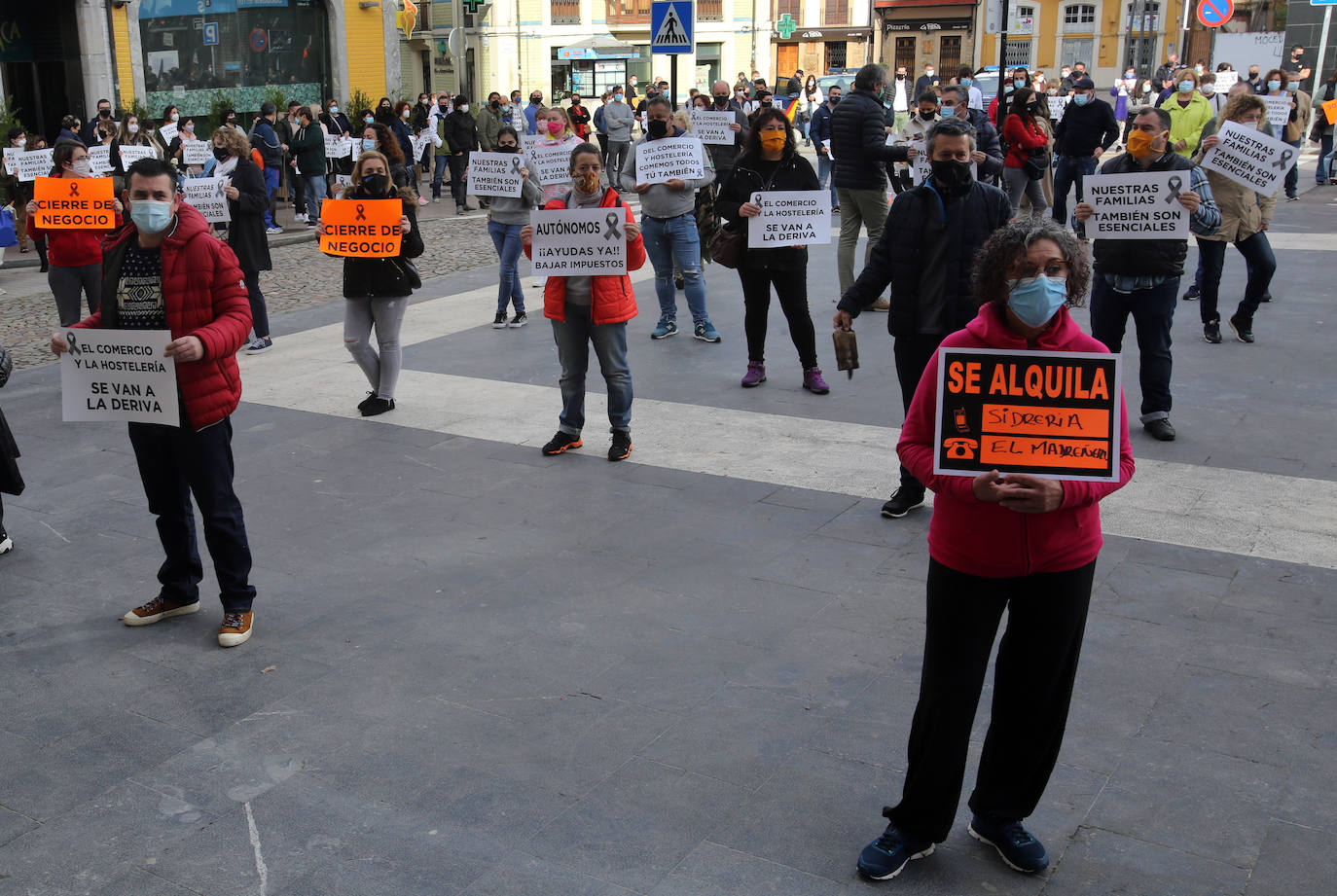 El sector hostelero ha vuelto a salir a la calle cuando se cumple una semana del cierre de los negocios no esenciales decretado por el Gobierno del Principado con el objetivo de frenar la segunda ola del coronavirus en Asturias. A la protesta también se han sumado comerciantes y las orquestas de Asturias para reclamar ayudas para su sector, que se ha visto afectado por las medidas decretadas desde el inicio de la pandemia. 