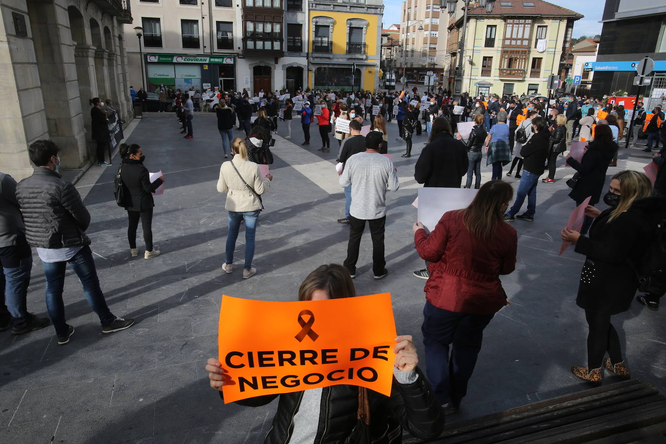 El sector hostelero ha vuelto a salir a la calle cuando se cumple una semana del cierre de los negocios no esenciales decretado por el Gobierno del Principado con el objetivo de frenar la segunda ola del coronavirus en Asturias. A la protesta también se han sumado comerciantes y las orquestas de Asturias para reclamar ayudas para su sector, que se ha visto afectado por las medidas decretadas desde el inicio de la pandemia. 