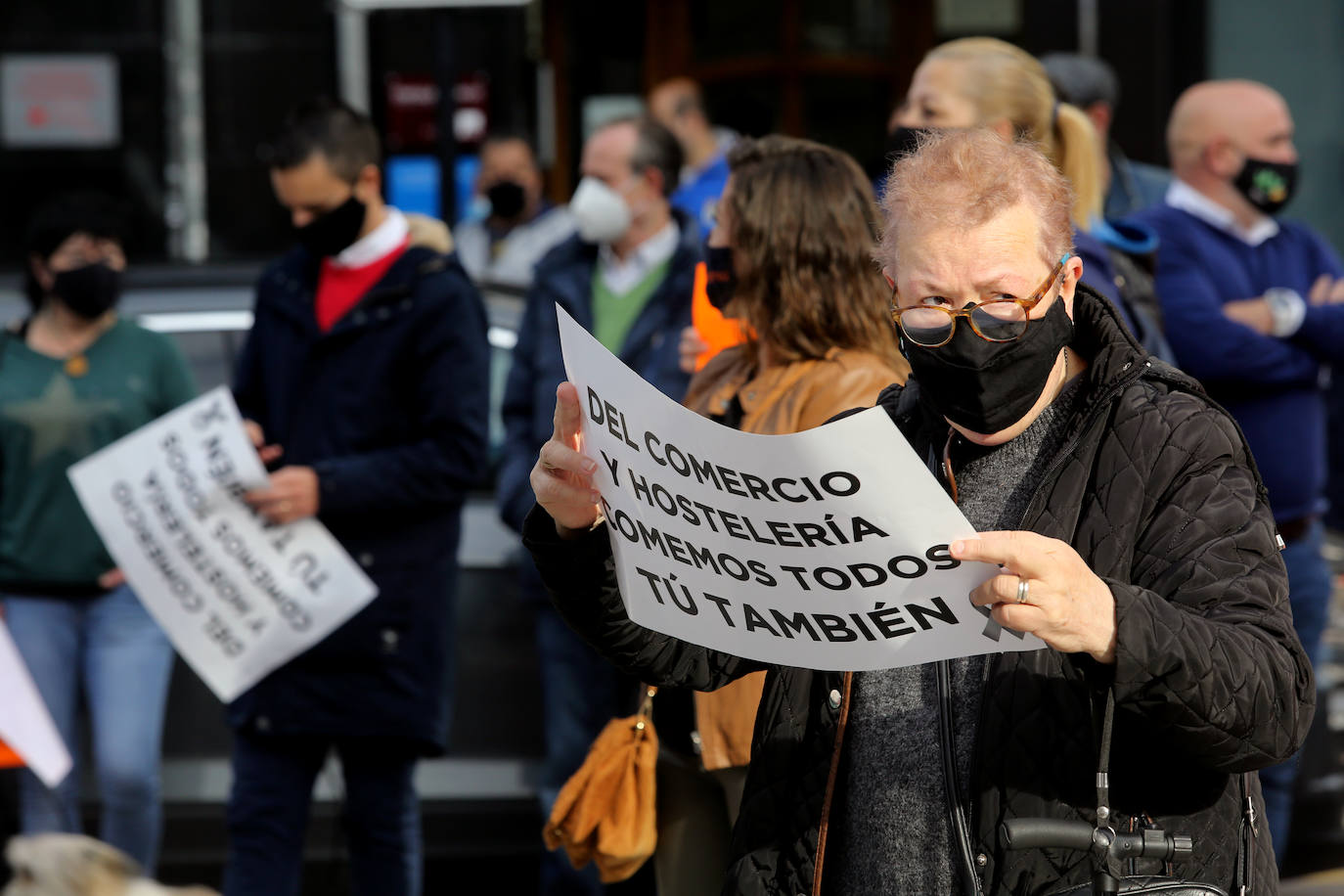 El sector hostelero ha vuelto a salir a la calle cuando se cumple una semana del cierre de los negocios no esenciales decretado por el Gobierno del Principado con el objetivo de frenar la segunda ola del coronavirus en Asturias. A la protesta también se han sumado comerciantes y las orquestas de Asturias para reclamar ayudas para su sector, que se ha visto afectado por las medidas decretadas desde el inicio de la pandemia. 