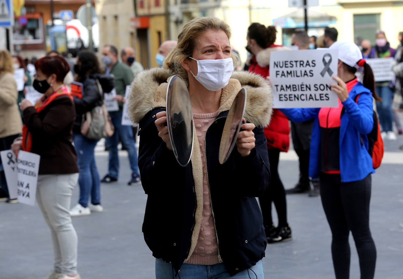 El sector hostelero ha vuelto a salir a la calle cuando se cumple una semana del cierre de los negocios no esenciales decretado por el Gobierno del Principado con el objetivo de frenar la segunda ola del coronavirus en Asturias. A la protesta también se han sumado comerciantes y las orquestas de Asturias para reclamar ayudas para su sector, que se ha visto afectado por las medidas decretadas desde el inicio de la pandemia. 