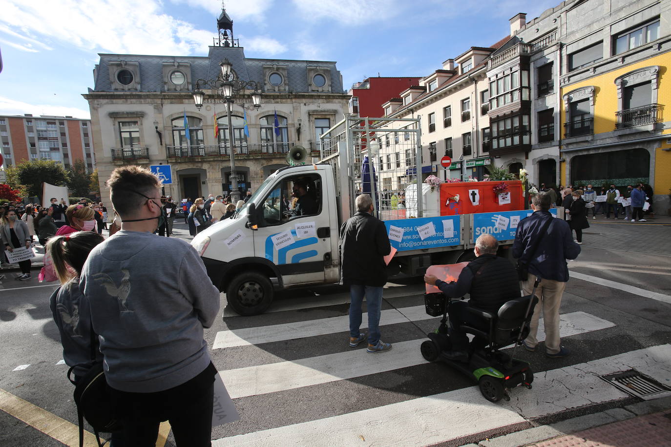 El sector hostelero ha vuelto a salir a la calle cuando se cumple una semana del cierre de los negocios no esenciales decretado por el Gobierno del Principado con el objetivo de frenar la segunda ola del coronavirus en Asturias. A la protesta también se han sumado comerciantes y las orquestas de Asturias para reclamar ayudas para su sector, que se ha visto afectado por las medidas decretadas desde el inicio de la pandemia. 