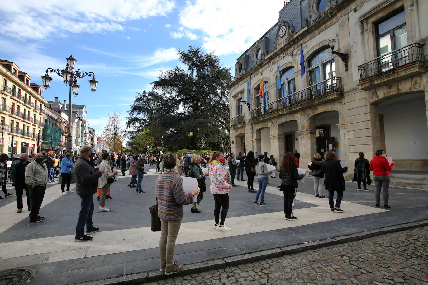 El sector hostelero ha vuelto a salir a la calle cuando se cumple una semana del cierre de los negocios no esenciales decretado por el Gobierno del Principado con el objetivo de frenar la segunda ola del coronavirus en Asturias. A la protesta también se han sumado comerciantes y las orquestas de Asturias para reclamar ayudas para su sector, que se ha visto afectado por las medidas decretadas desde el inicio de la pandemia. 