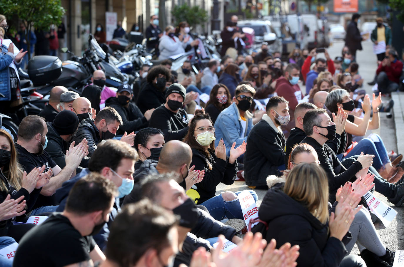 El sector hostelero ha vuelto a salir a la calle cuando se cumple una semana del cierre de los negocios no esenciales decretado por el Gobierno del Principado con el objetivo de frenar la segunda ola del coronavirus en Asturias. A la protesta también se han sumado comerciantes y las orquestas de Asturias para reclamar ayudas para su sector, que se ha visto afectado por las medidas decretadas desde el inicio de la pandemia. 