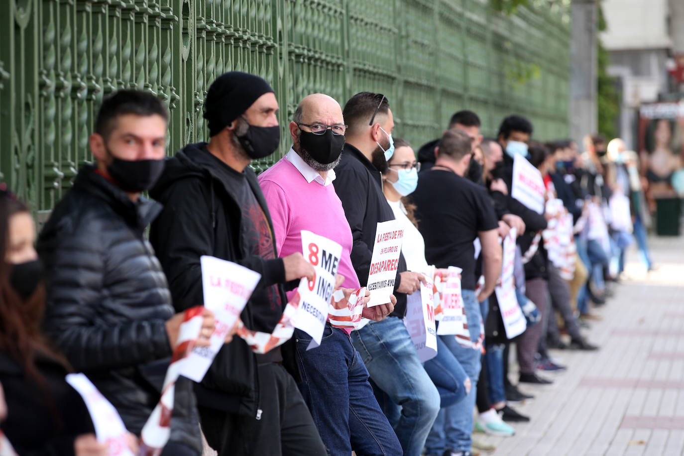 El sector hostelero ha vuelto a salir a la calle cuando se cumple una semana del cierre de los negocios no esenciales decretado por el Gobierno del Principado con el objetivo de frenar la segunda ola del coronavirus en Asturias. A la protesta también se han sumado comerciantes y las orquestas de Asturias para reclamar ayudas para su sector, que se ha visto afectado por las medidas decretadas desde el inicio de la pandemia. 