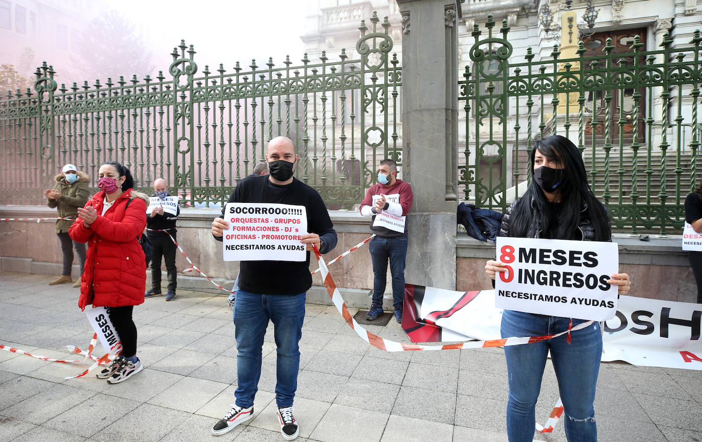 El sector hostelero ha vuelto a salir a la calle cuando se cumple una semana del cierre de los negocios no esenciales decretado por el Gobierno del Principado con el objetivo de frenar la segunda ola del coronavirus en Asturias. A la protesta también se han sumado comerciantes y las orquestas de Asturias para reclamar ayudas para su sector, que se ha visto afectado por las medidas decretadas desde el inicio de la pandemia. 