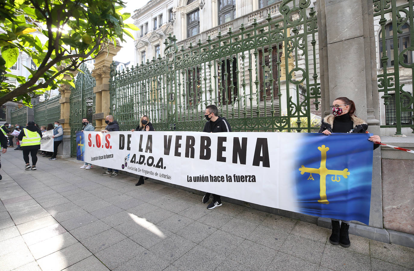 El sector hostelero ha vuelto a salir a la calle cuando se cumple una semana del cierre de los negocios no esenciales decretado por el Gobierno del Principado con el objetivo de frenar la segunda ola del coronavirus en Asturias. A la protesta también se han sumado comerciantes y las orquestas de Asturias para reclamar ayudas para su sector, que se ha visto afectado por las medidas decretadas desde el inicio de la pandemia. 