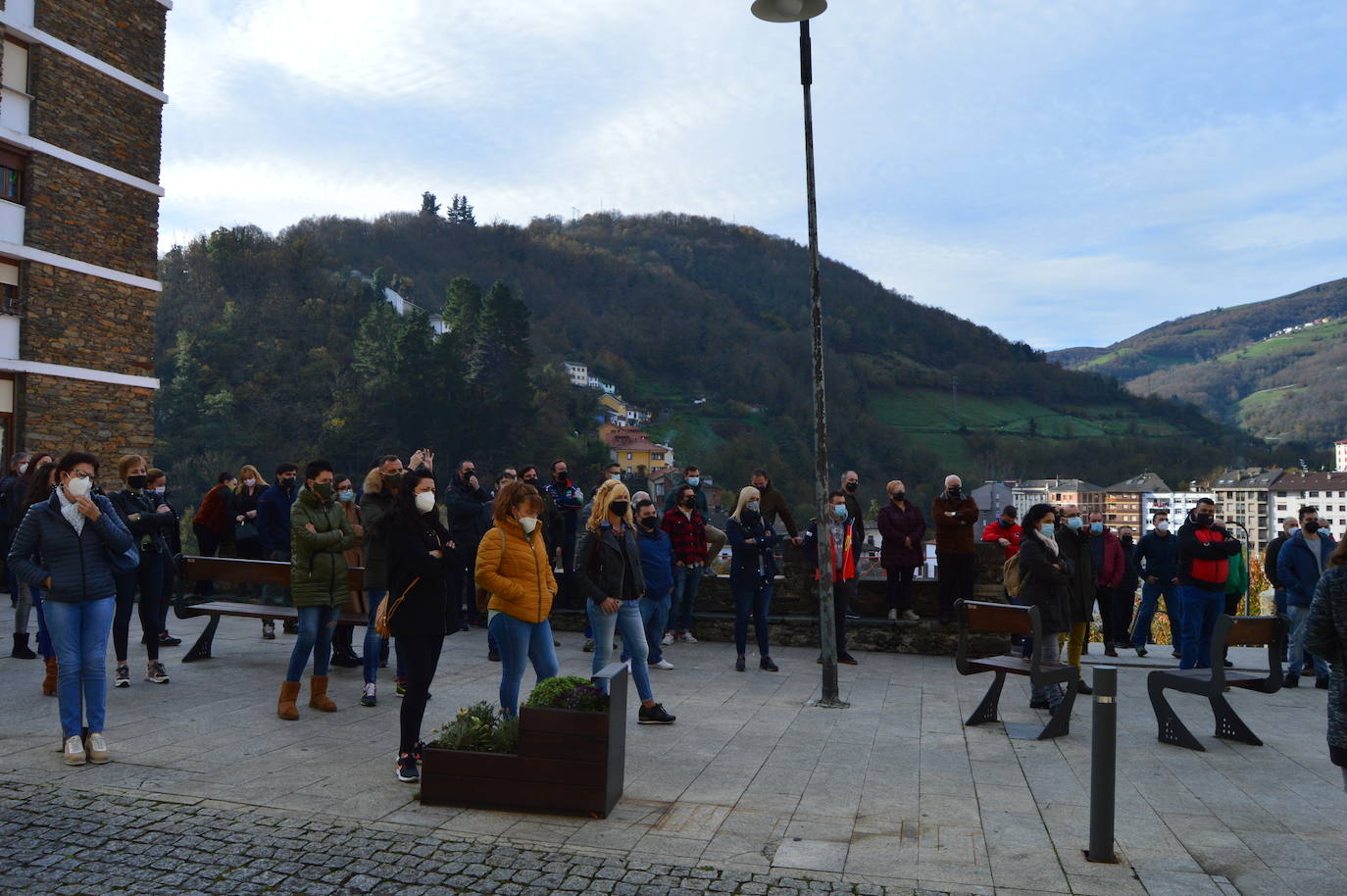 El sector hostelero ha vuelto a salir a la calle cuando se cumple una semana del cierre de los negocios no esenciales decretado por el Gobierno del Principado con el objetivo de frenar la segunda ola del coronavirus en Asturias. A la protesta también se han sumado comerciantes y las orquestas de Asturias para reclamar ayudas para su sector, que se ha visto afectado por las medidas decretadas desde el inicio de la pandemia. 