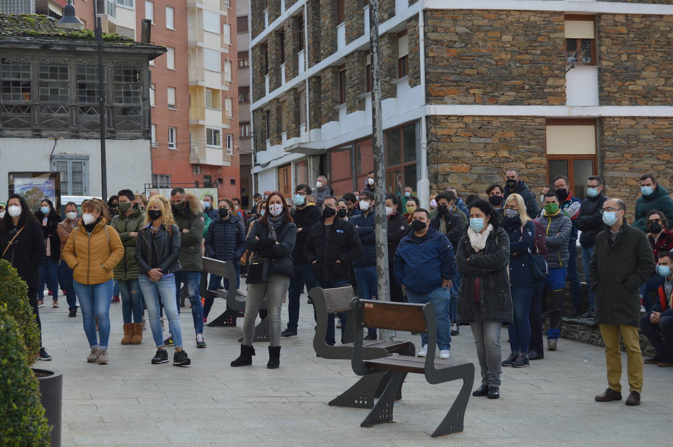 El sector hostelero ha vuelto a salir a la calle cuando se cumple una semana del cierre de los negocios no esenciales decretado por el Gobierno del Principado con el objetivo de frenar la segunda ola del coronavirus en Asturias. A la protesta también se han sumado comerciantes y las orquestas de Asturias para reclamar ayudas para su sector, que se ha visto afectado por las medidas decretadas desde el inicio de la pandemia. 