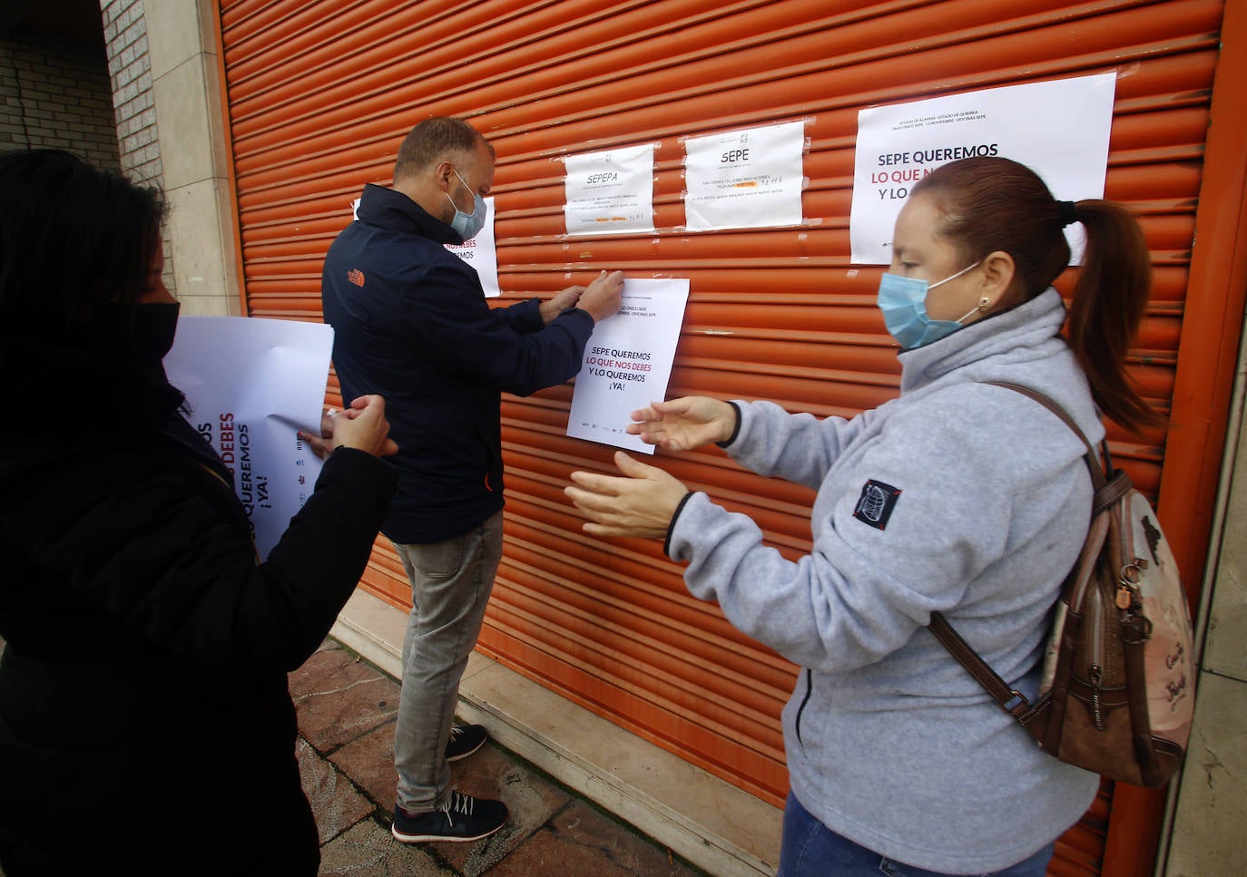 El sector hostelero ha vuelto a salir a la calle cuando se cumple una semana del cierre de los negocios no esenciales decretado por el Gobierno del Principado con el objetivo de frenar la segunda ola del coronavirus en Asturias. A la protesta también se han sumado comerciantes y las orquestas de Asturias para reclamar ayudas para su sector, que se ha visto afectado por las medidas decretadas desde el inicio de la pandemia. 