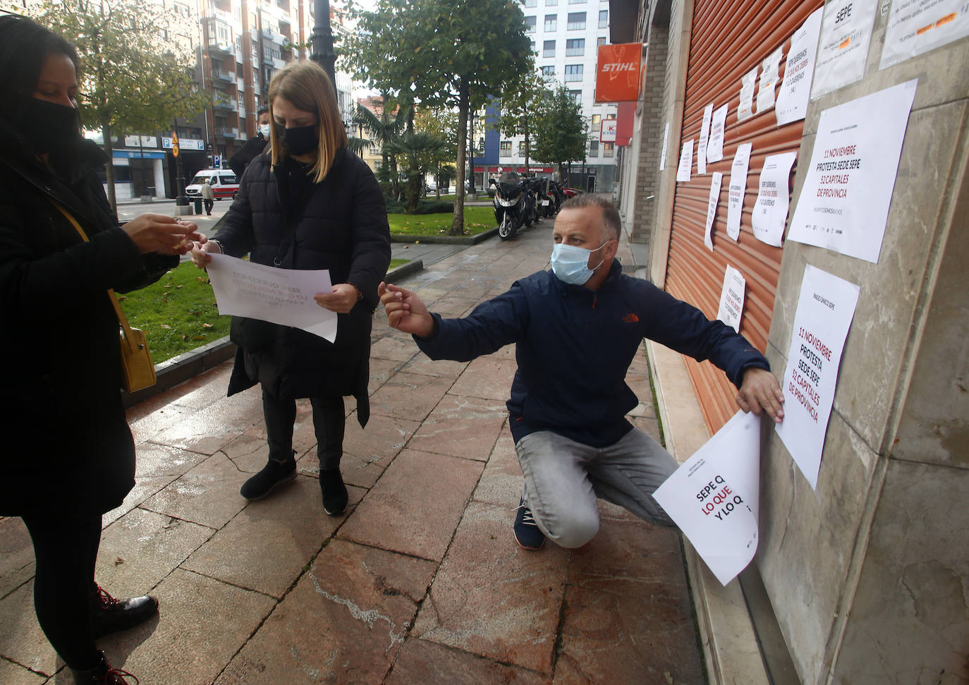 El sector hostelero ha vuelto a salir a la calle cuando se cumple una semana del cierre de los negocios no esenciales decretado por el Gobierno del Principado con el objetivo de frenar la segunda ola del coronavirus en Asturias. A la protesta también se han sumado comerciantes y las orquestas de Asturias para reclamar ayudas para su sector, que se ha visto afectado por las medidas decretadas desde el inicio de la pandemia. 