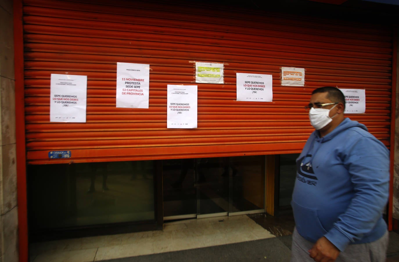 El sector hostelero ha vuelto a salir a la calle cuando se cumple una semana del cierre de los negocios no esenciales decretado por el Gobierno del Principado con el objetivo de frenar la segunda ola del coronavirus en Asturias. A la protesta también se han sumado comerciantes y las orquestas de Asturias para reclamar ayudas para su sector, que se ha visto afectado por las medidas decretadas desde el inicio de la pandemia. 