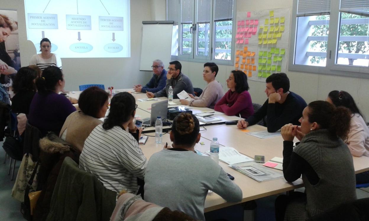 Los talleres grupales del programa Vives Emplea de Acción Contra el Hambre fomentan la motivación de los participantes. 