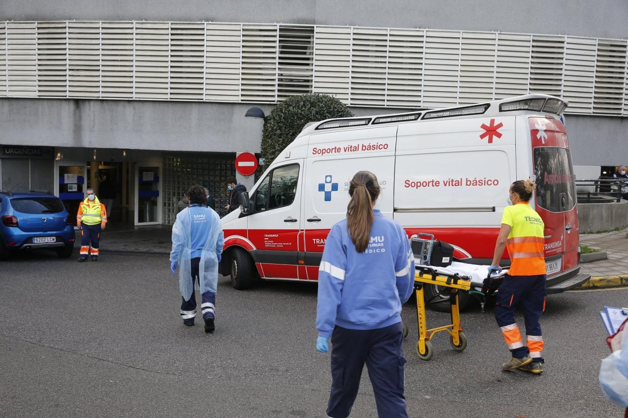 Una ambulancia y personal sanitario, a la entrada del servicio de Urgencias del Hospital de Cabueñes, en Gijón. 