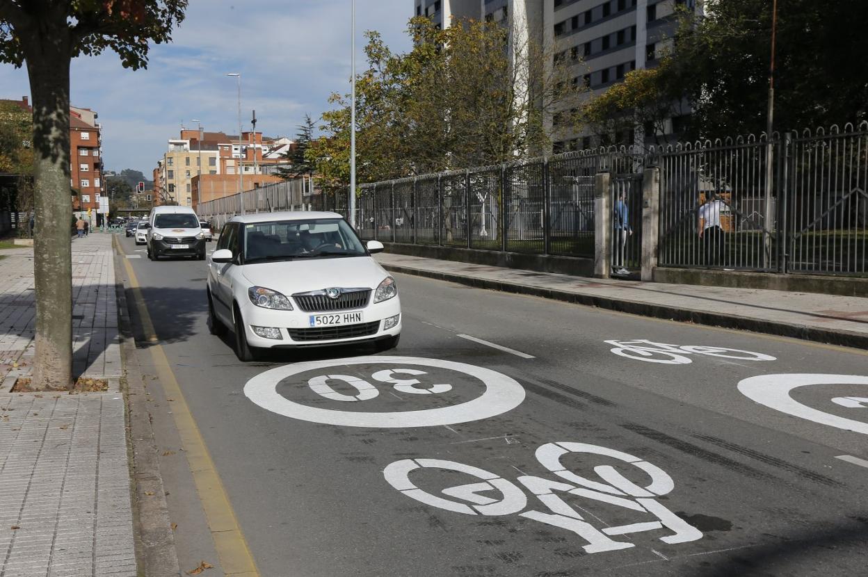 La calle Simón Bolívar, en La Calzada, estrenó ayer ciclocarriles en sus dos sentidos de circulación. 