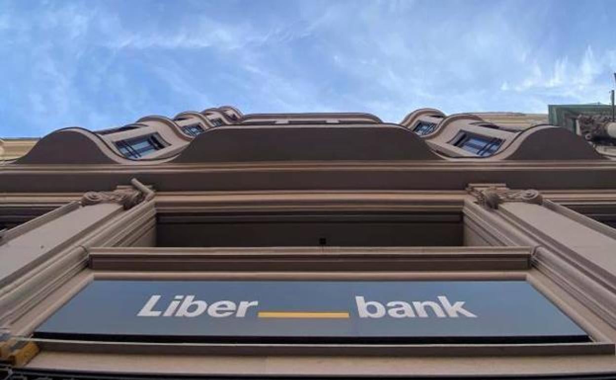 La fusión de Liberbank y Unicaja podría implicar el cierre de más de un centenar de oficinas