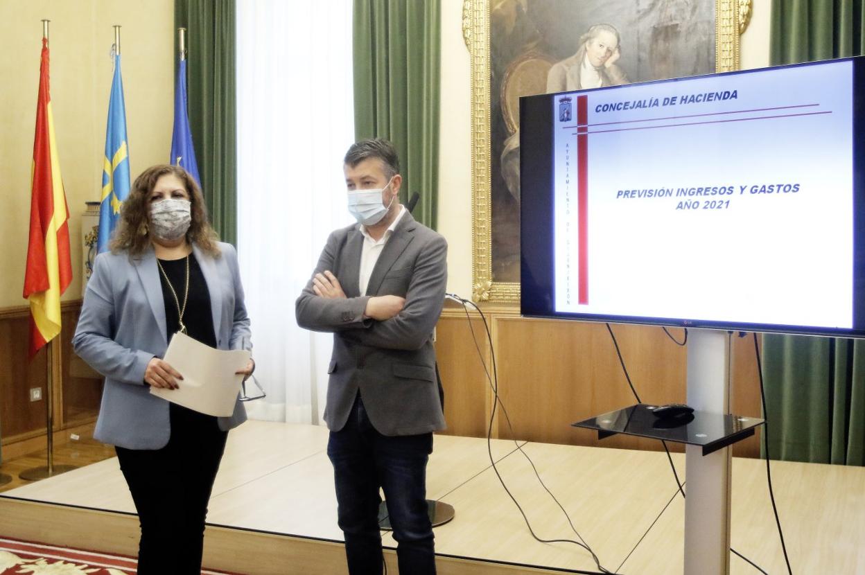 La concejala Marina Pineda y el director económico-financiero, Isaac Sánchez, en la presentación de las previsiones presupuestarias. 