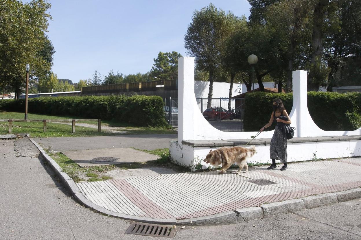 Linde del recinto ferial con el parque Hermanos Castro. 