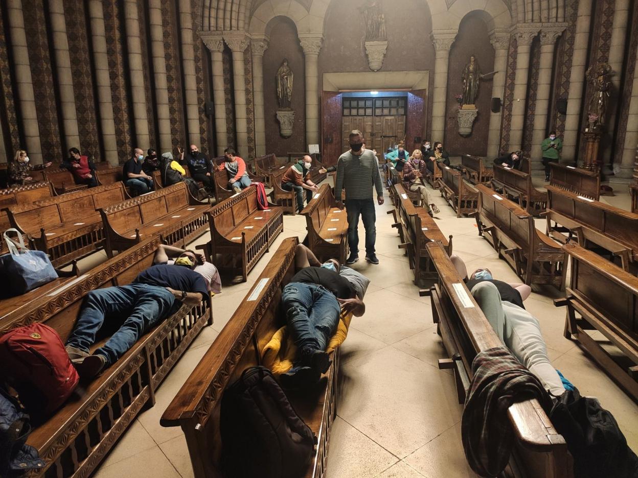 Los hosteleros ocuparon ayer la iglesia de San Pedro, en La Felguera. 