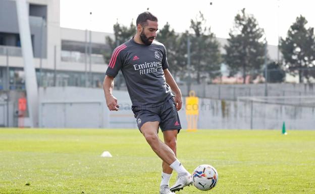 Carvajal, durante la sesión de entrenamiento del Real Madrid de este viernes. 