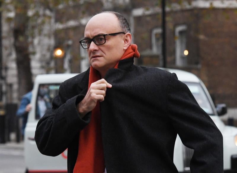 Miguel besa dulcemente el hombro de Paula durante este viaje a Londres. 