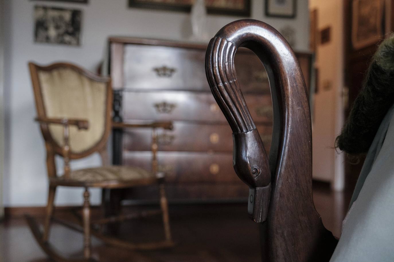 Vive rodeada de recuerdos en la casa donde crecieron sus trece hijos y en la que sigue escribiendo novelas a sus 90 años.