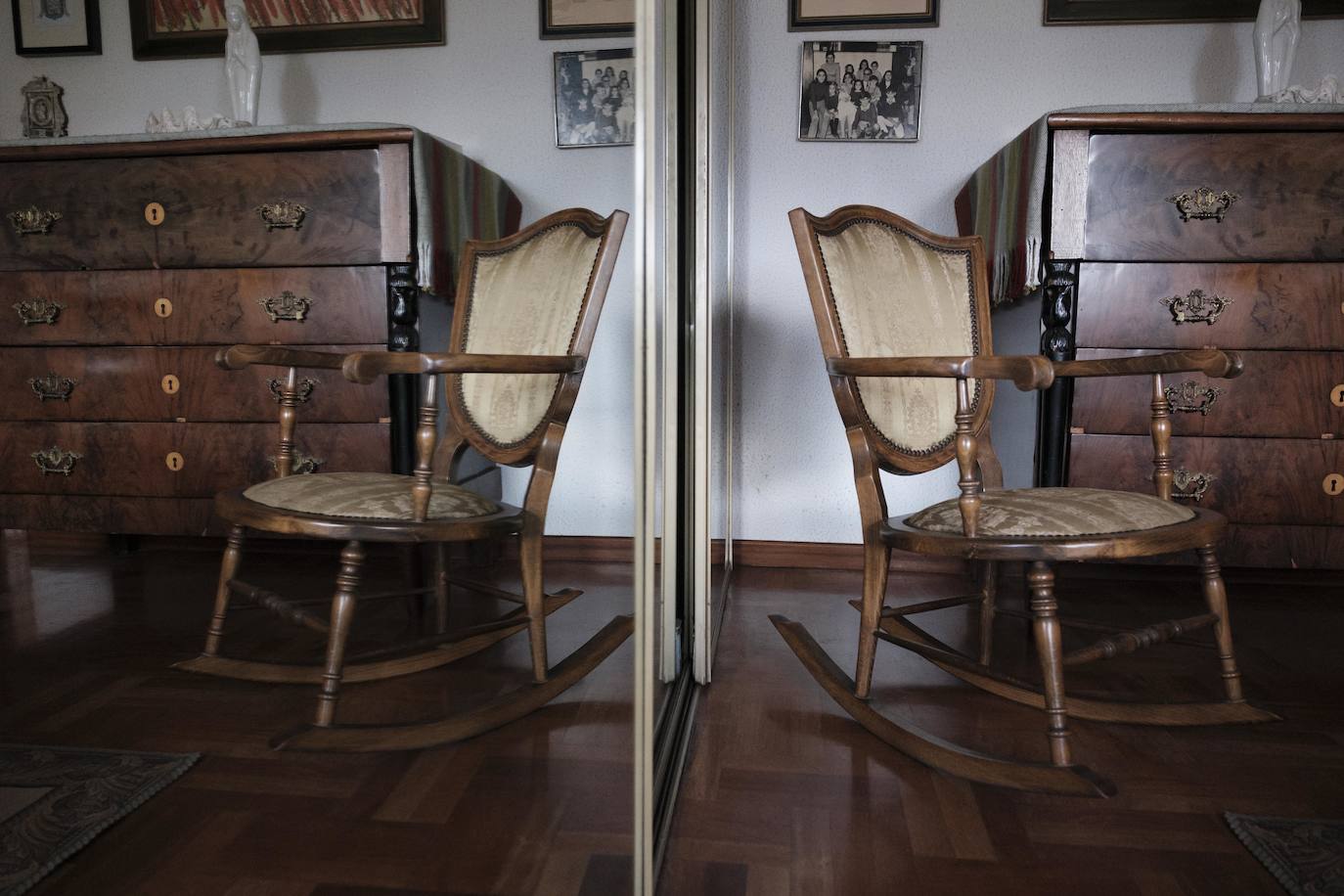 Vive rodeada de recuerdos en la casa donde crecieron sus trece hijos y en la que sigue escribiendo novelas a sus 90 años.