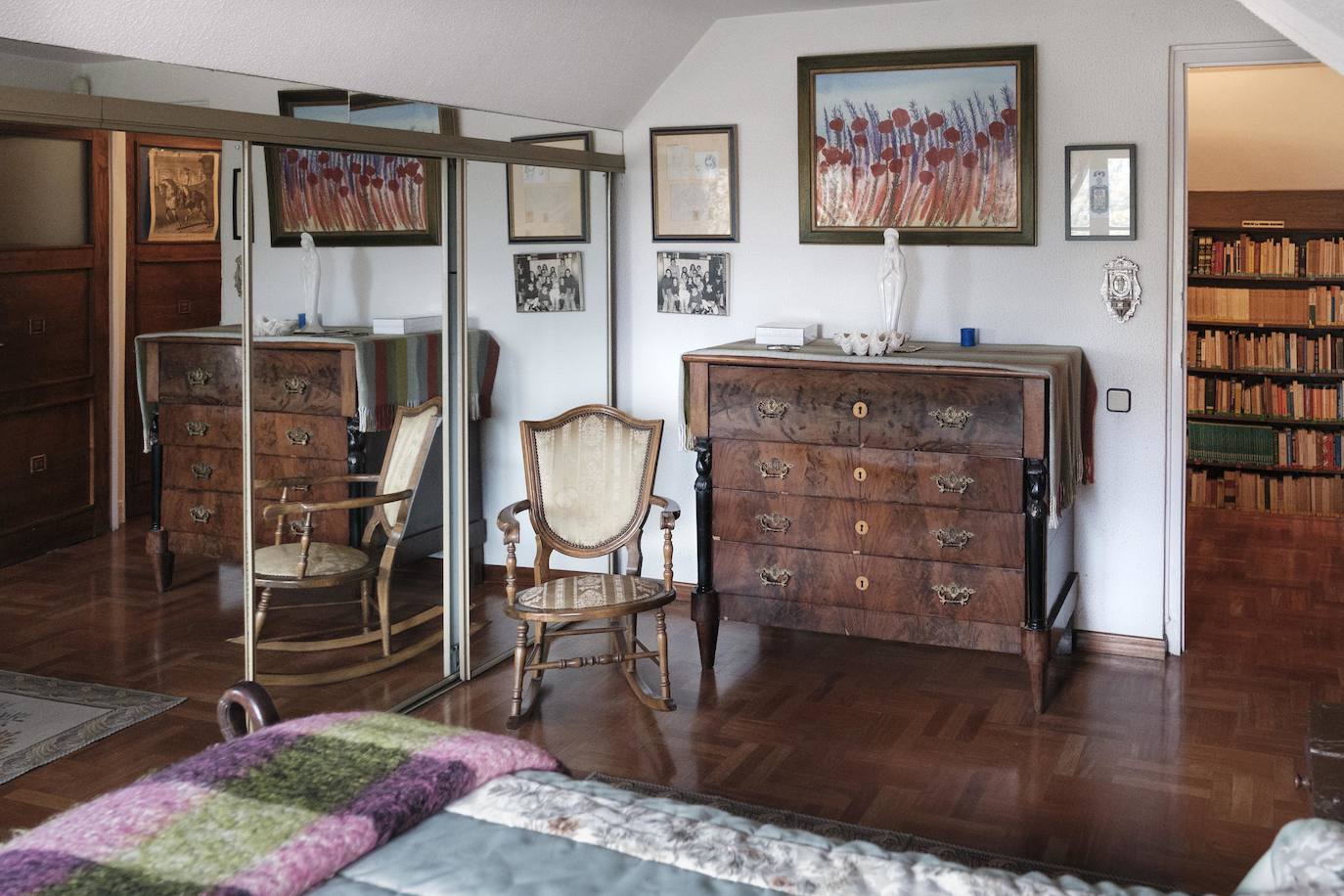 Vive rodeada de recuerdos en la casa donde crecieron sus trece hijos y en la que sigue escribiendo novelas a sus 90 años.