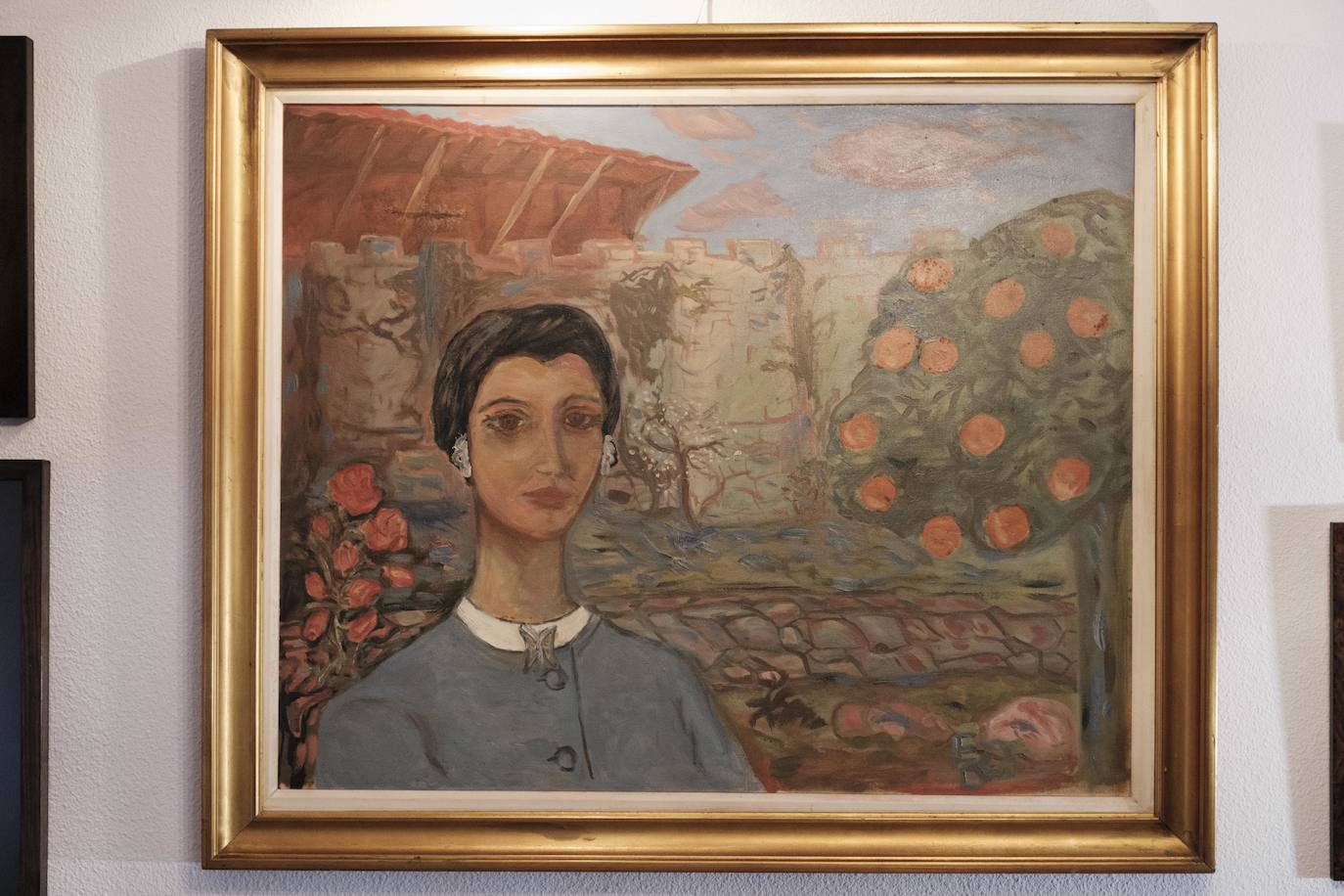 Vive rodeada de recuerdos en la casa donde crecieron sus trece hijos y en la que sigue escribiendo novelas a sus 90 años.