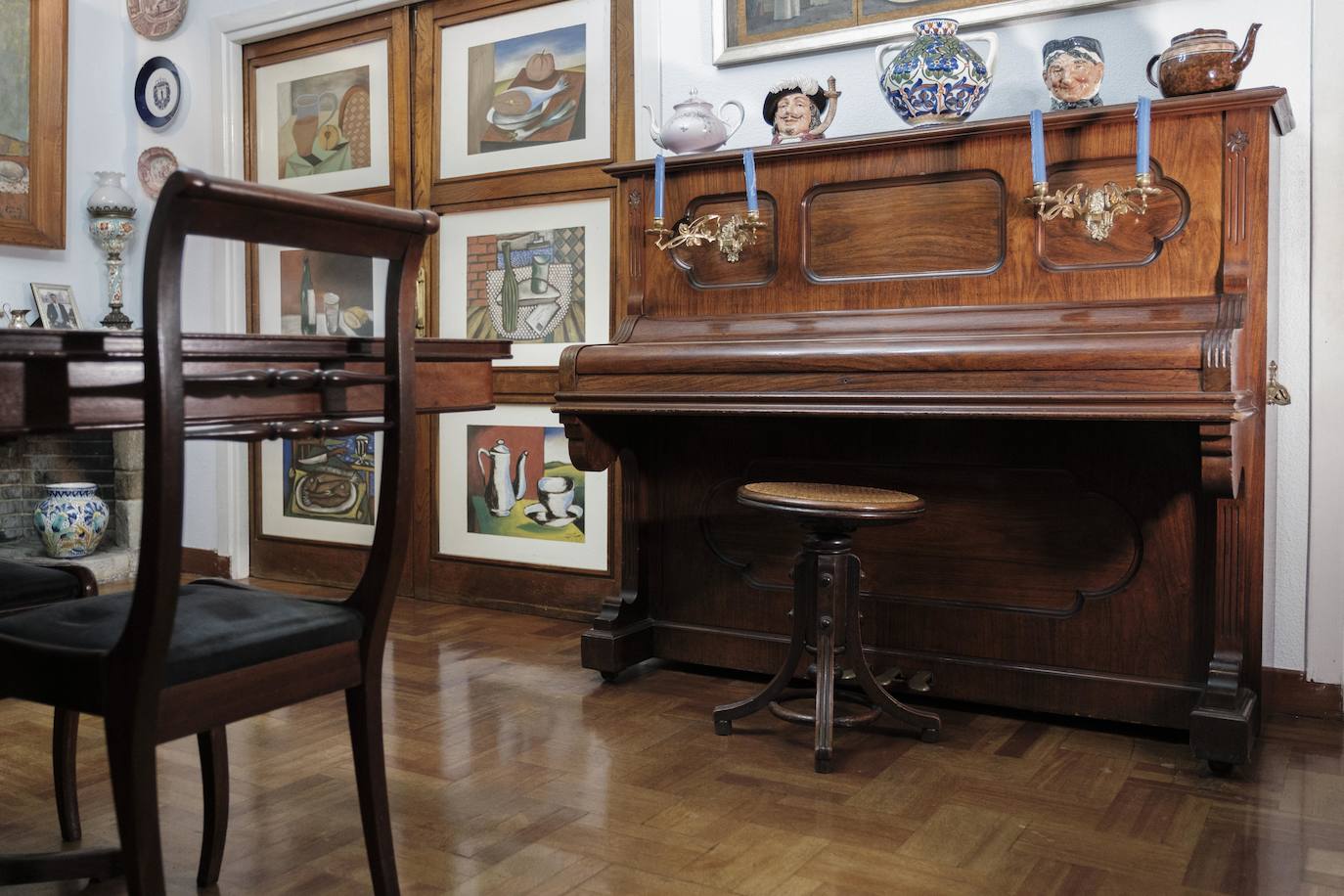 Vive rodeada de recuerdos en la casa donde crecieron sus trece hijos y en la que sigue escribiendo novelas a sus 90 años.