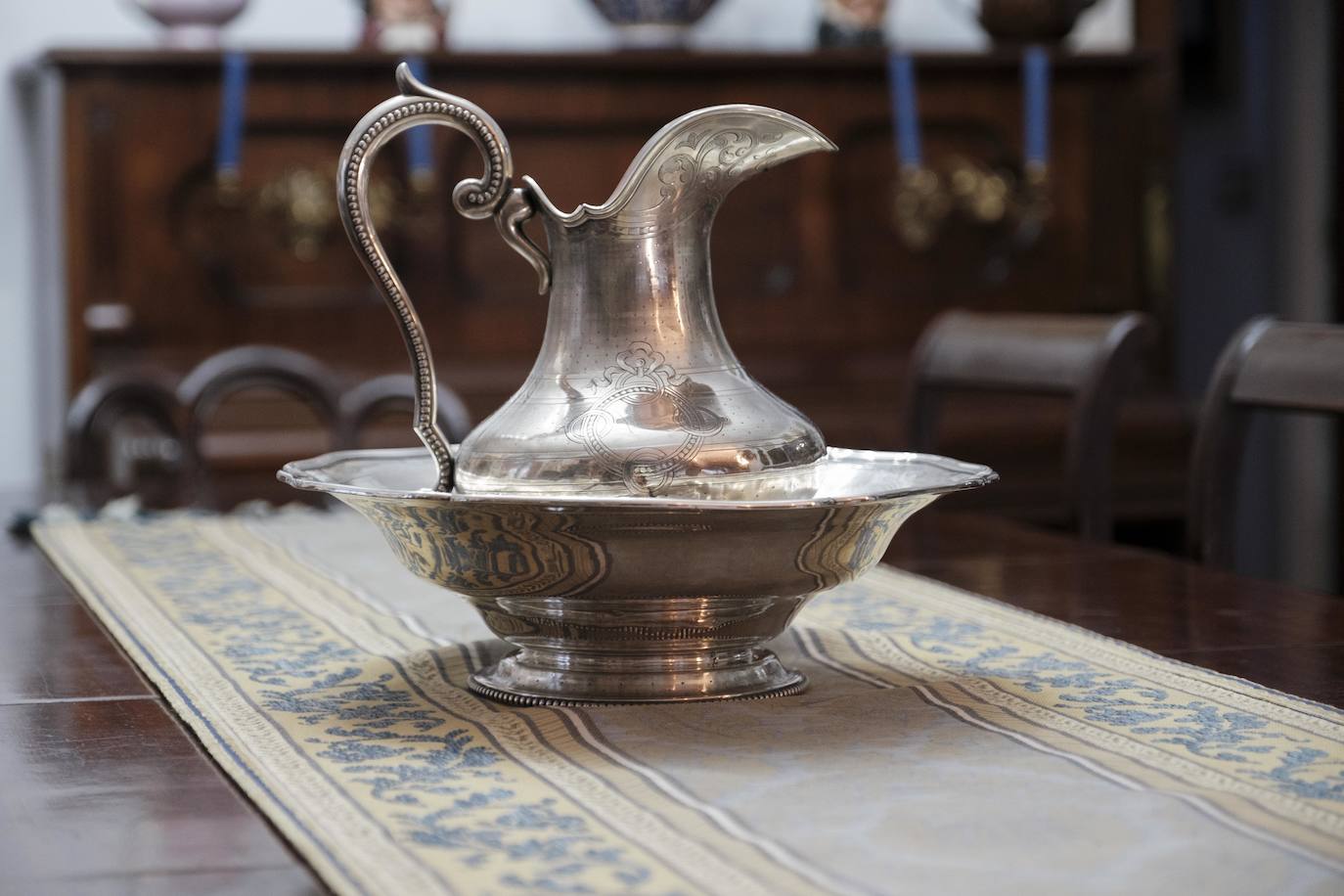 Vive rodeada de recuerdos en la casa donde crecieron sus trece hijos y en la que sigue escribiendo novelas a sus 90 años.