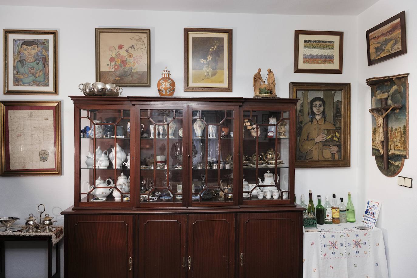 Vive rodeada de recuerdos en la casa donde crecieron sus trece hijos y en la que sigue escribiendo novelas a sus 90 años.