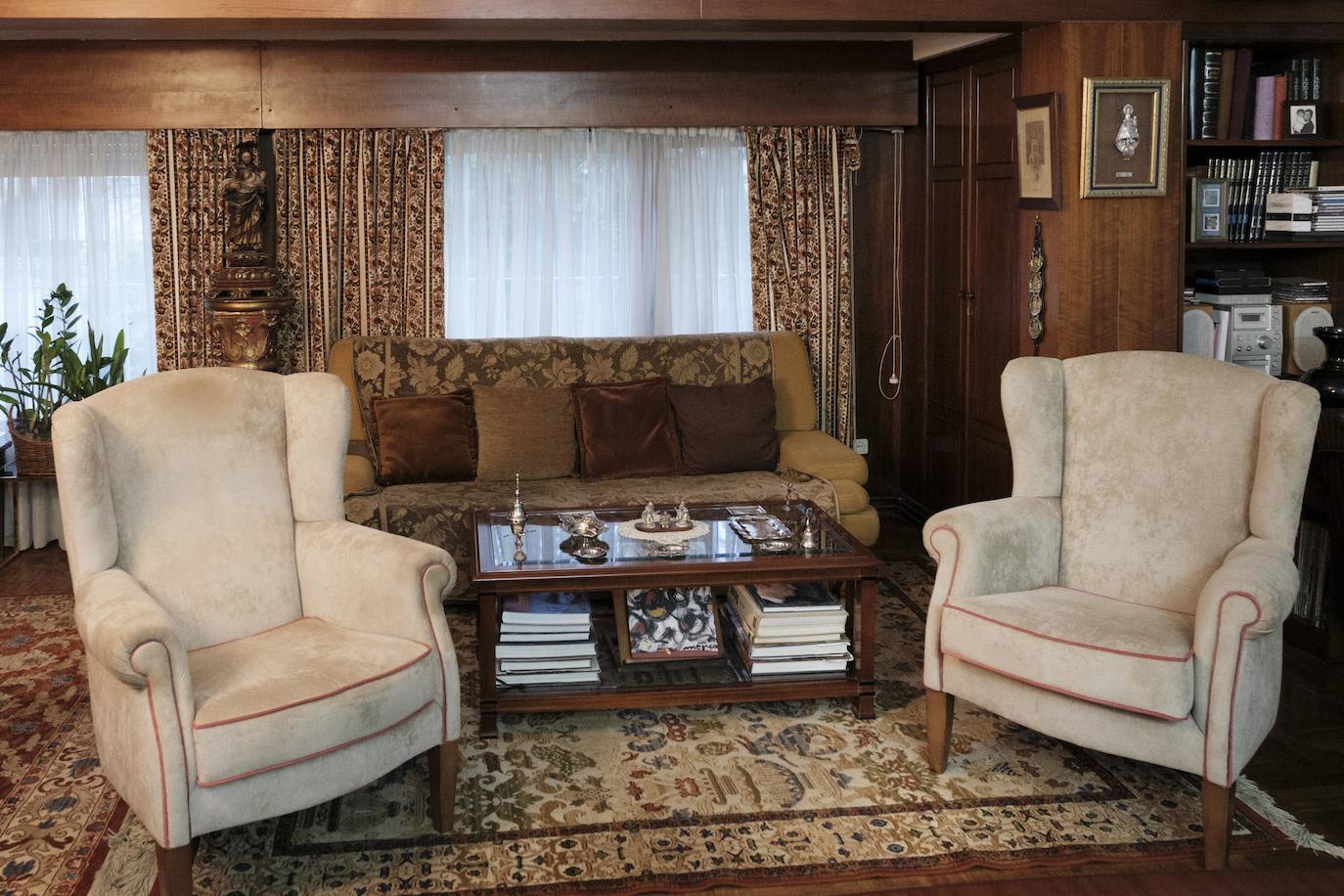 Vive rodeada de recuerdos en la casa donde crecieron sus trece hijos y en la que sigue escribiendo novelas a sus 90 años.