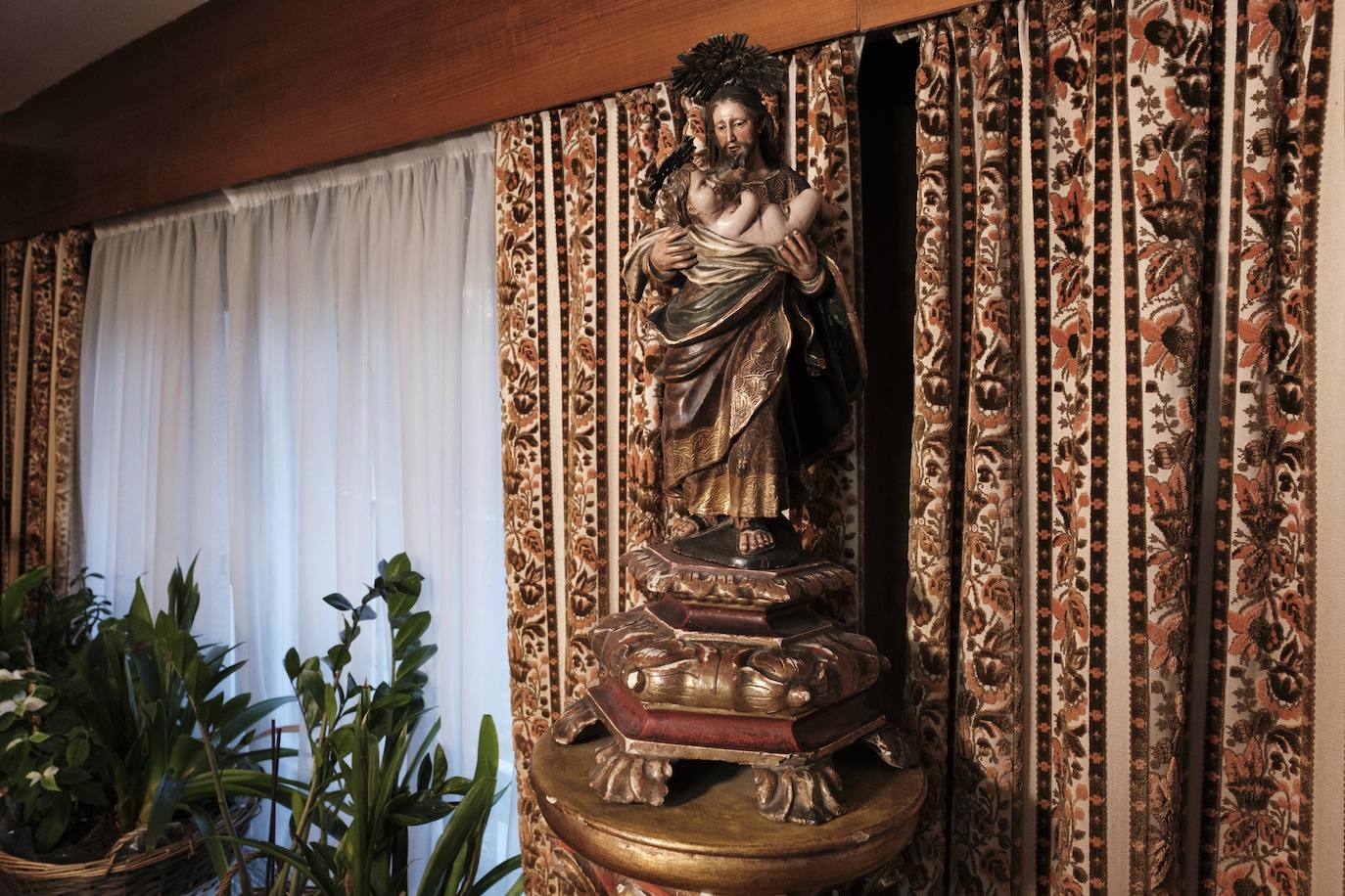 Vive rodeada de recuerdos en la casa donde crecieron sus trece hijos y en la que sigue escribiendo novelas a sus 90 años.