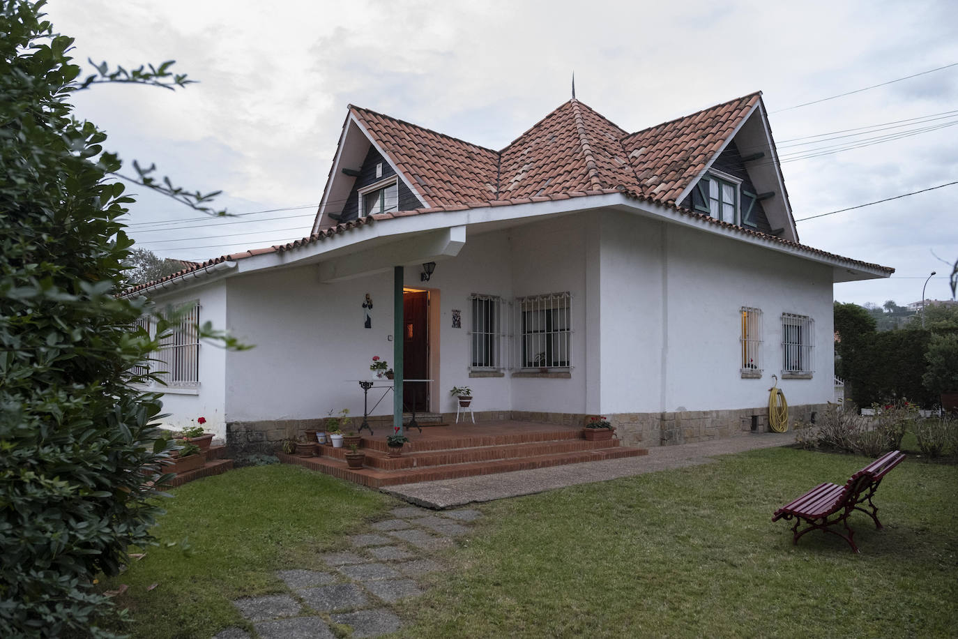 Vive rodeada de recuerdos en la casa donde crecieron sus trece hijos y en la que sigue escribiendo novelas a sus 90 años.