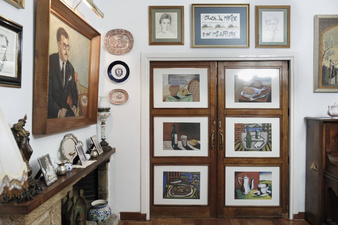 Vive rodeada de recuerdos en la casa donde crecieron sus trece hijos y en la que sigue escribiendo novelas a sus 90 años.