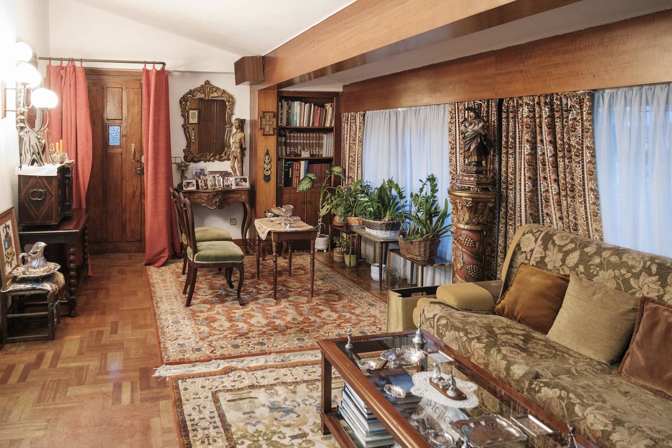 Vive rodeada de recuerdos en la casa donde crecieron sus trece hijos y en la que sigue escribiendo novelas a sus 90 años.