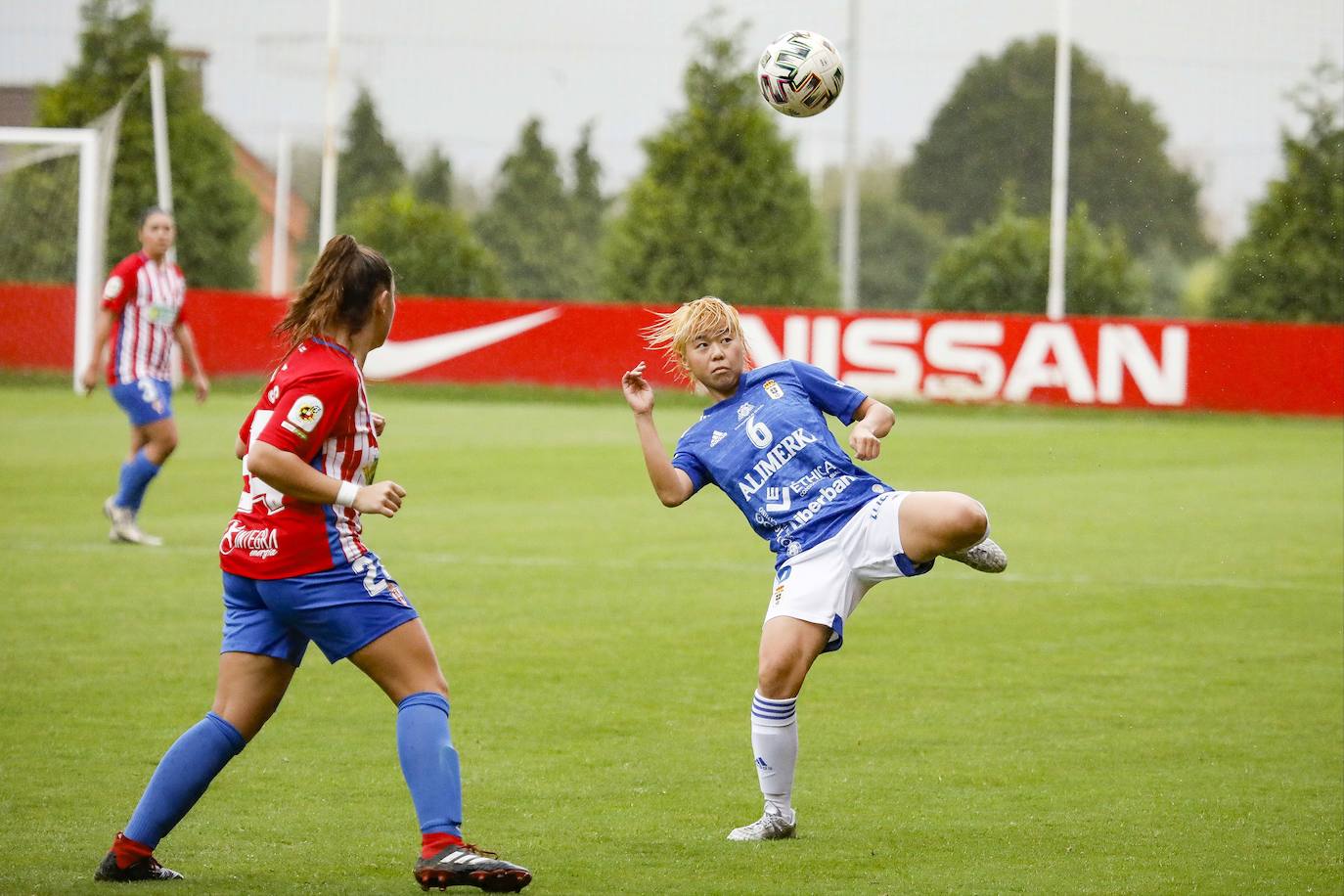 El derbi femenino celebrado este domingo en Mareo entre el Sporting y el Oviedo se saldó con un empate (1-1).