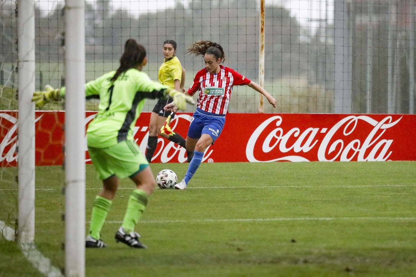 El derbi femenino celebrado este domingo en Mareo entre el Sporting y el Oviedo se saldó con un empate (1-1).