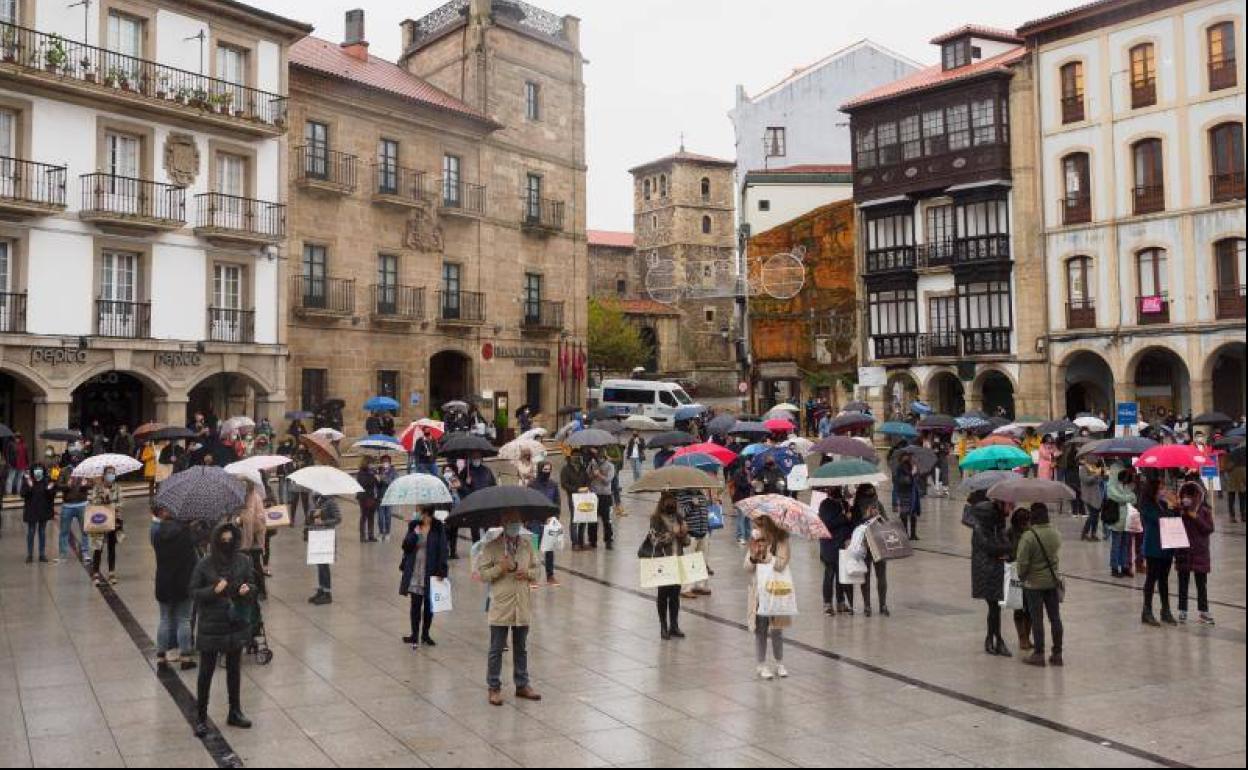 Más de un centenar de comerciantes se reunieron en la plaza de España. 