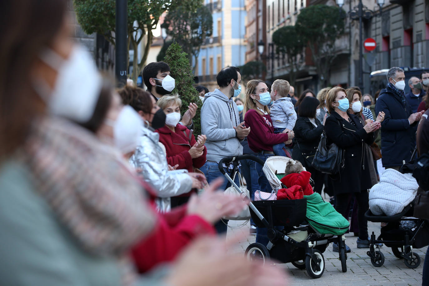 El presidente del Principado ha anunciado este lunes que todavía habrá que esperar al menos hasta el próximo lunes para ver la evolución de la pandemia antes de decidir la reapertura de los comercios y establecimientos hosteleros. Esta decisión ha provocado las quejas de los trabajadores de los sectores afectados, que han vuelto a protestar en las calles de Oviedo. 