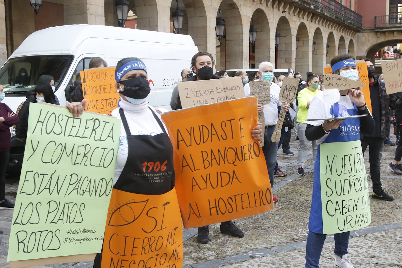 Buena parte del comercio y la hostelería asturiana llevan sin poder abrir desde el pasado 4 de noviembre, a causa de las medidas decretadas por el Gobierno regional para intentar frenar la segunda oleada de la pandemia. Desde entonces, los profesionales no han dejado de reivindicar en las calles de todo el Principado ayudas para el sector que permitan paliar las pérdidas ocasionadas por el cierre obligatorio. Así han sido las protestas que hosteleros y comerciantes protagonizaron la pasada semana. 