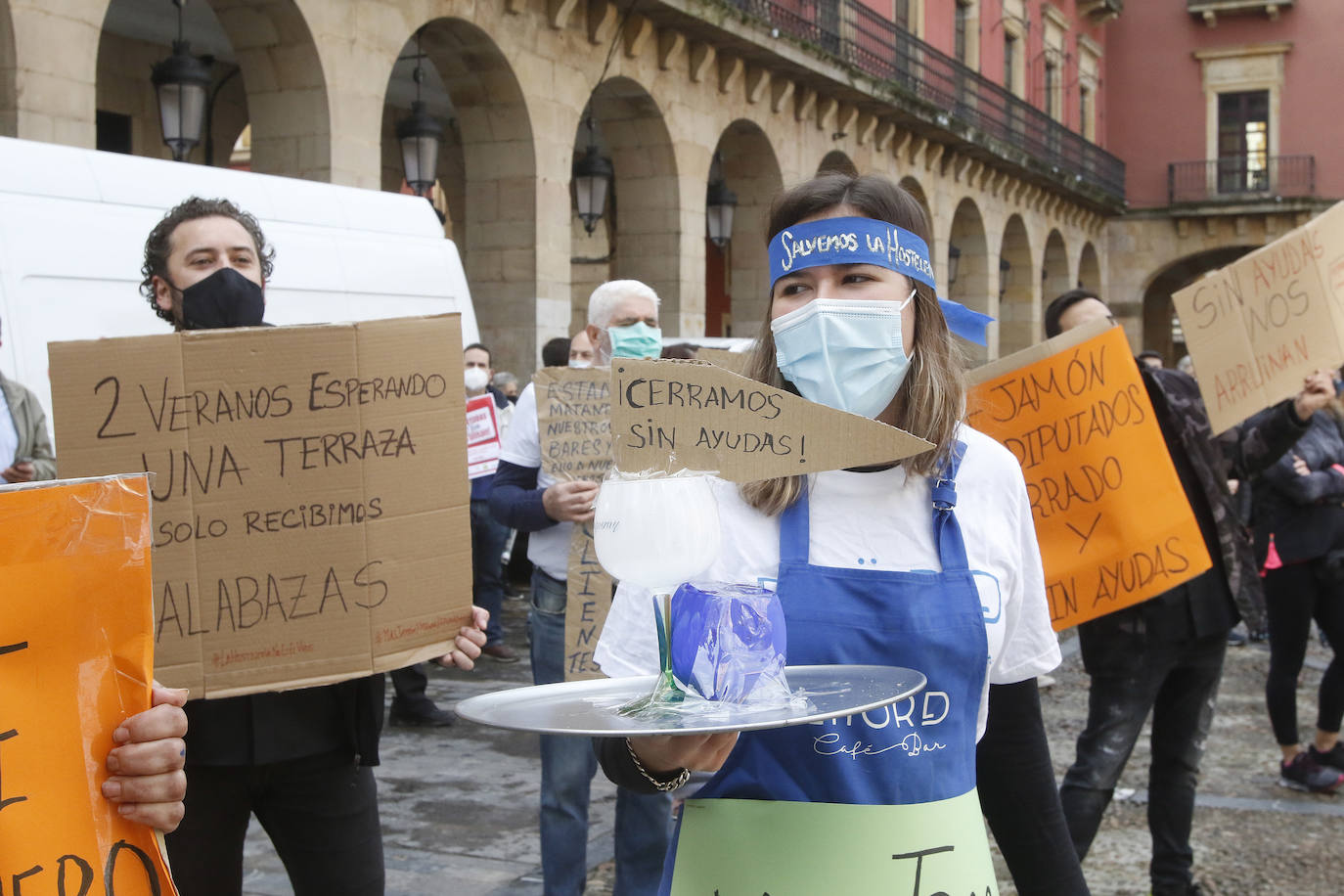 Buena parte del comercio y la hostelería asturiana llevan sin poder abrir desde el pasado 4 de noviembre, a causa de las medidas decretadas por el Gobierno regional para intentar frenar la segunda oleada de la pandemia. Desde entonces, los profesionales no han dejado de reivindicar en las calles de todo el Principado ayudas para el sector que permitan paliar las pérdidas ocasionadas por el cierre obligatorio. Así han sido las protestas que hosteleros y comerciantes protagonizaron la pasada semana. 