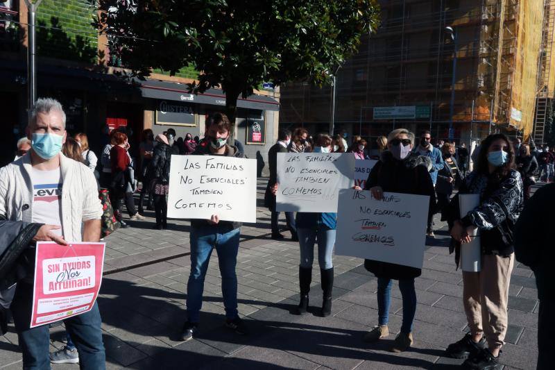 Buena parte del comercio y la hostelería asturiana llevan sin poder abrir desde el pasado 4 de noviembre, a causa de las medidas decretadas por el Gobierno regional para intentar frenar la segunda oleada de la pandemia. Desde entonces, los profesionales no han dejado de reivindicar en las calles de todo el Principado ayudas para el sector que permitan paliar las pérdidas ocasionadas por el cierre obligatorio. Así han sido las protestas que hosteleros y comerciantes protagonizaron la pasada semana. 