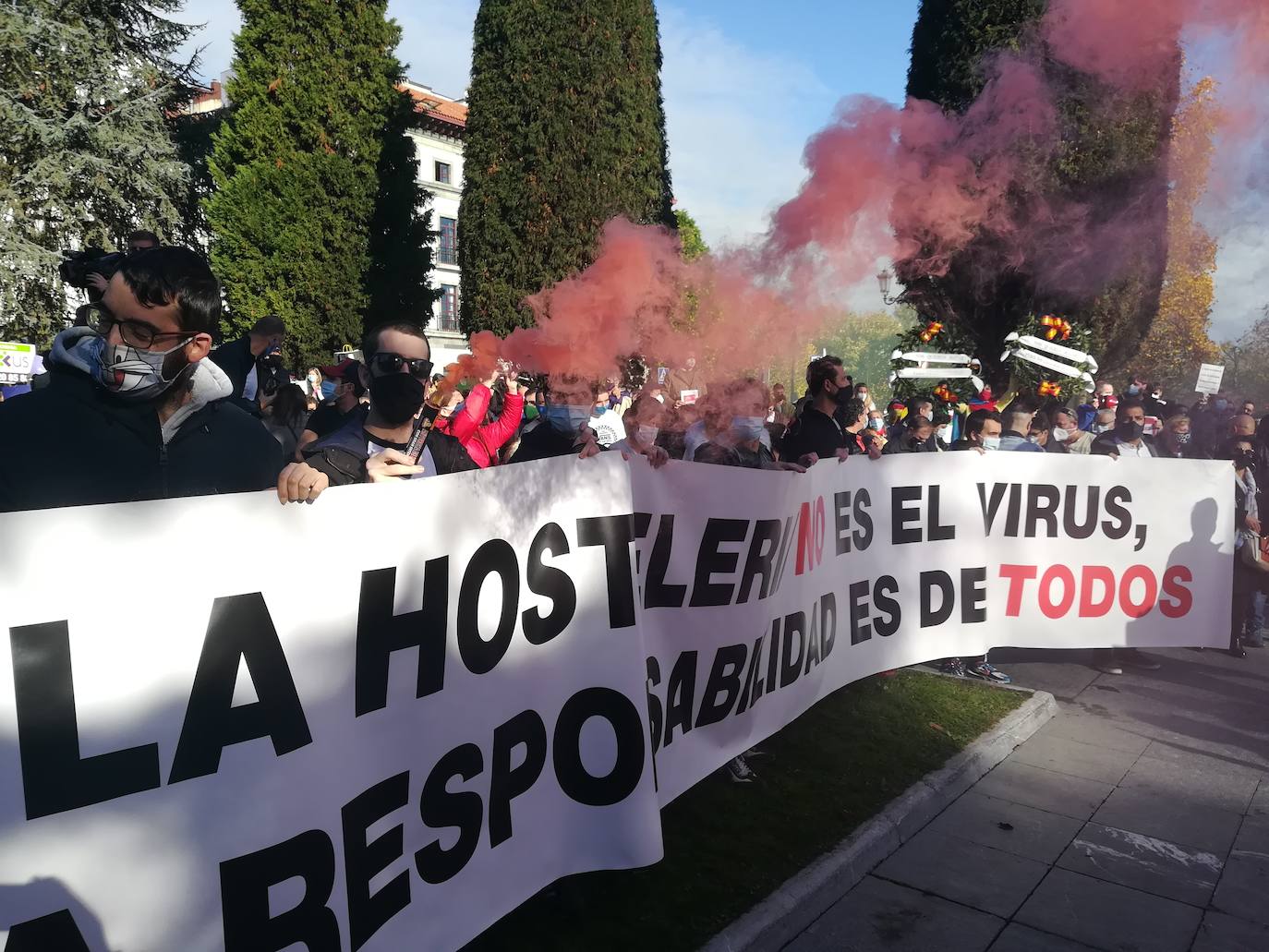 Buena parte del comercio y la hostelería asturiana llevan sin poder abrir desde el pasado 4 de noviembre, a causa de las medidas decretadas por el Gobierno regional para intentar frenar la segunda oleada de la pandemia. Desde entonces, los profesionales no han dejado de reivindicar en las calles de todo el Principado ayudas para el sector que permitan paliar las pérdidas ocasionadas por el cierre obligatorio. Así han sido las protestas que hosteleros y comerciantes protagonizaron la pasada semana. 